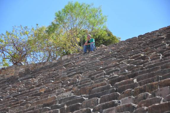 Pausa para descanso no alto das escadarias de um dos templos da cidade zapoteca de Monte Albán, ao lado de Oaxaca, no México